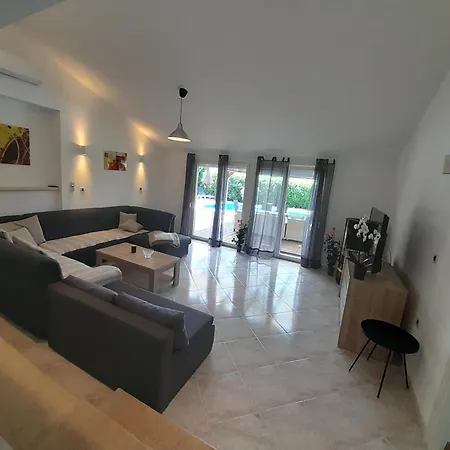 Villa Mira