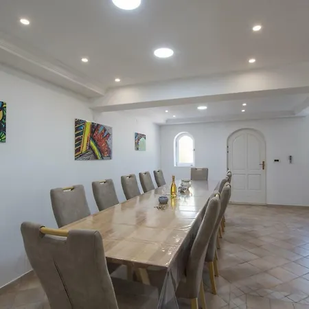 Villa Mira